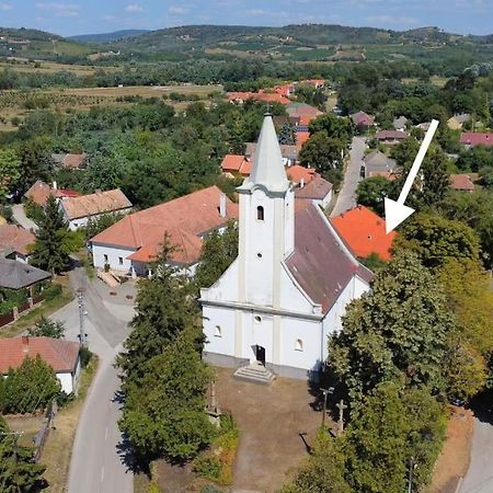 Parokia Apartman Es Coworking A Balaton Mellett Kaptalantoti Bagian luar foto