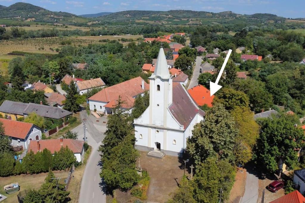 Parokia Apartman Es Coworking A Balaton Mellett Kaptalantoti Bagian luar foto