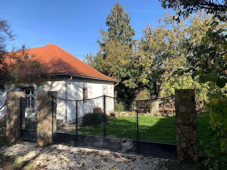 Parokia Apartman Es Coworking A Balaton Mellett Kaptalantoti Bagian luar foto