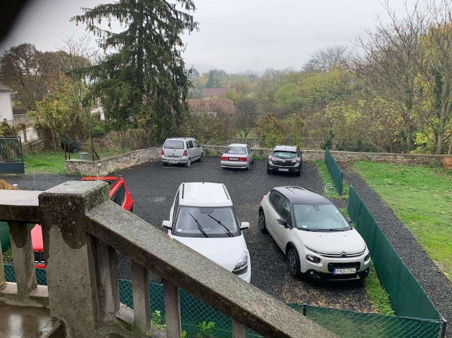 Parokia Apartman Es Coworking A Balaton Mellett Kaptalantoti Bagian luar foto