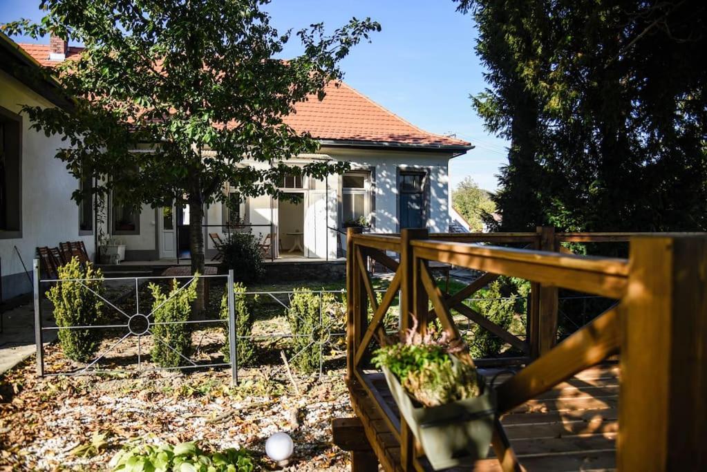 Parokia Apartman Es Coworking A Balaton Mellett Kaptalantoti Bagian luar foto