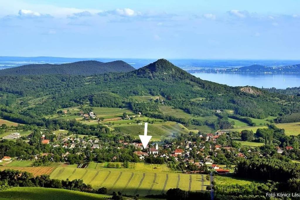 Parokia Apartman Es Coworking A Balaton Mellett Kaptalantoti Bagian luar foto